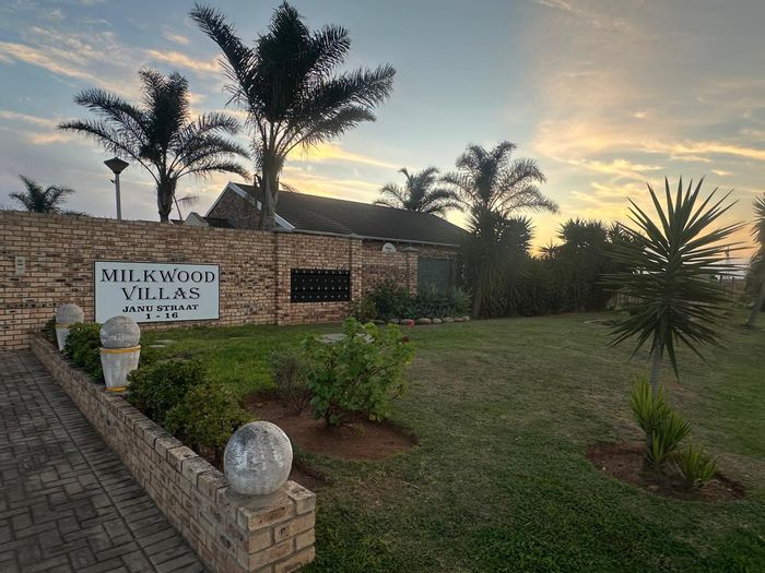 For Sale: Townhouse in Campher Park with secure complex, patio, and garage.