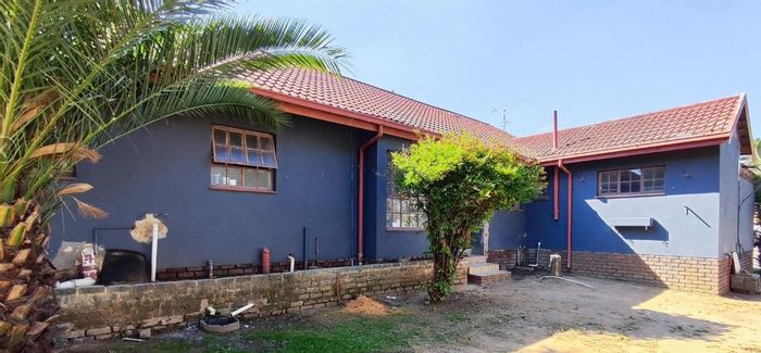 For Sale: Birchleigh North House with 3 beds, workshop, and rental income potential.