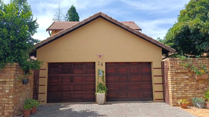 Glen Marais Townhouse For Sale: 3 beds, pool, study, near OR Tambo Airport.