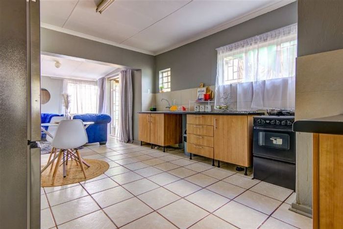 For Sale: House in Kempton Park Ext 3 with four flats, ideal for investors.