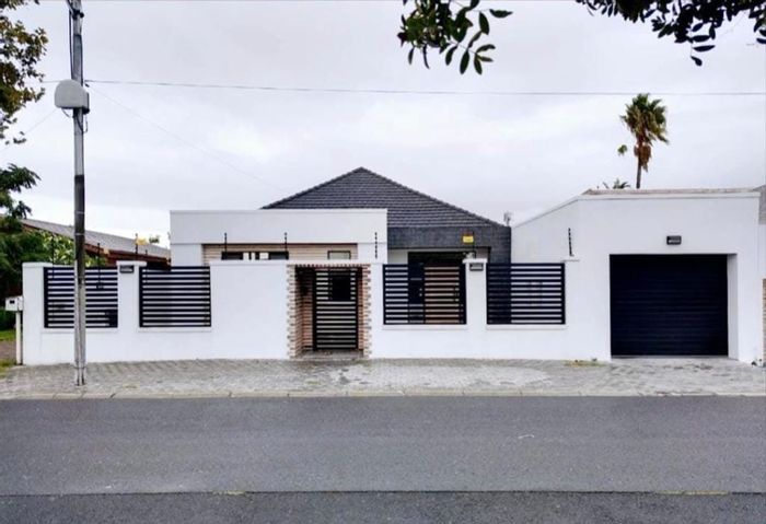 Lansdowne House For Sale: 3 beds, study, outdoor office, braai area, garage.
