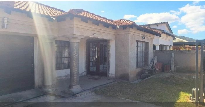 4-bedroom house in Tekwane South for sale, features 2 bathrooms and spacious kitchen.