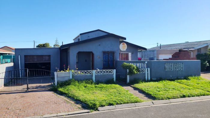 Kleinvlei House For Sale: 5 bedrooms, flatlet, garage, and spacious outdoor area.