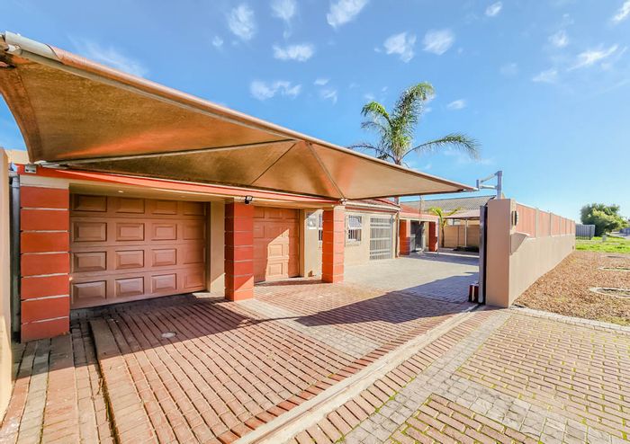 Spacious Soneike house for sale with 4 bedrooms, braai room, and borehole.