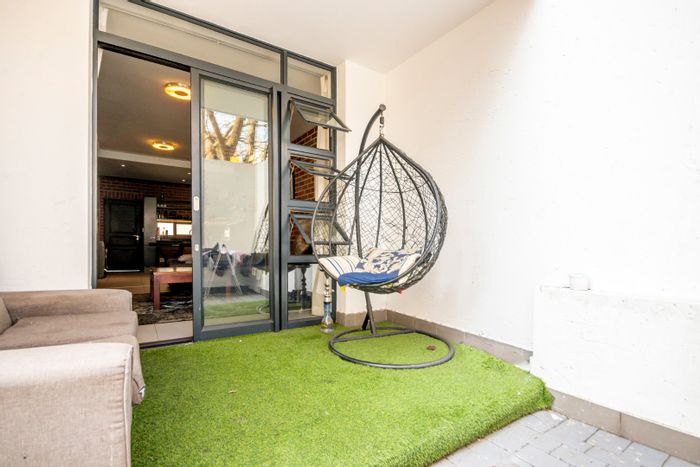 Rosebank Apartment To Rent: 2 beds, patio, secure parking, utilities included.