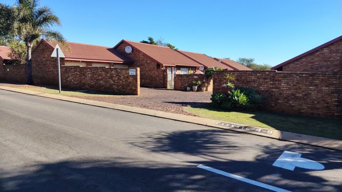 For Sale: 3-Bedroom Townhouse in Wierdaglen Estate with garden, garage, and security.