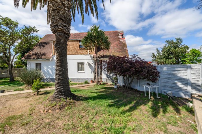 For Sale: Algoa Park House with dual entrances, pool, and ample parking.