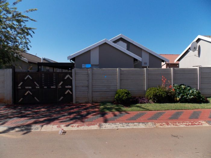Sky City House For Sale: 3 bedrooms, ensuite, open plan living, secure area.