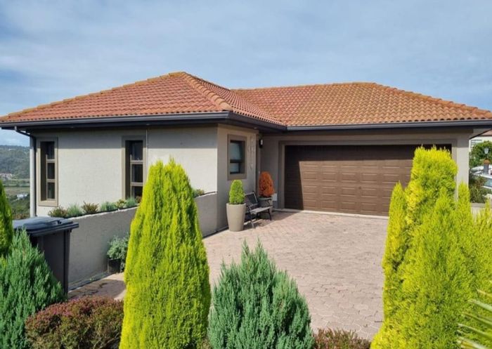 For Sale: House in Avonddans with 4 bedrooms, guest flatlet, and scenic views.