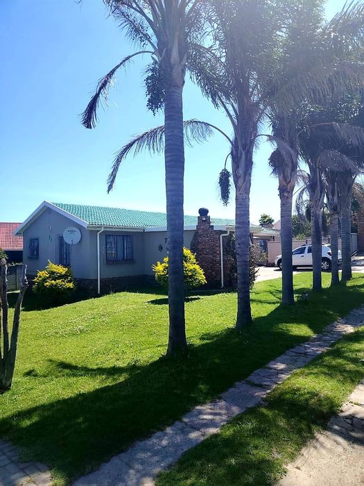 Amalinda House For Sale: 4 Bedrooms, pool, flatlet, large garden, secure living.