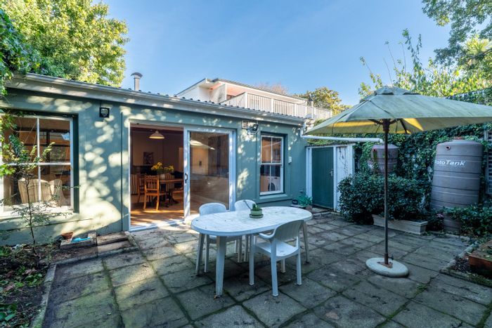 Wynberg Upper House For Sale: 2 beds, garden, approved expansion plans, parking.