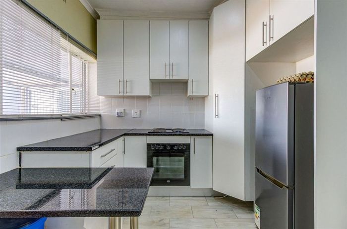 For Sale: House in Kempton Park Ext 4 with 3 beds, guest flat, ample parking.