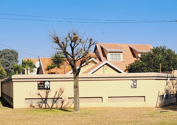 For Sale: Spacious Sunnyridge House with pool, Lapa, study, and security features.