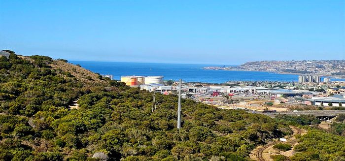 Seemeeu Park House For Sale: 3 Bedrooms, sea views, double garage, open plan living.