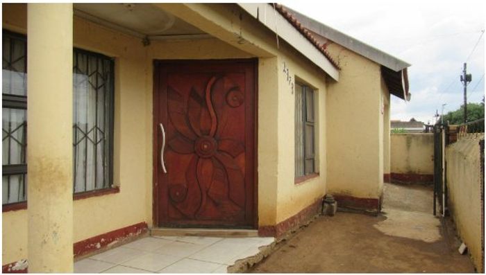For Sale: House in Doornkop with 3 bedrooms, staff room, and double garage.