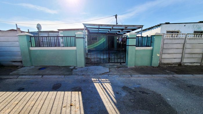 Wesbank House For Sale: 2 Bedrooms, spacious kitchen, security features, close to amenities.