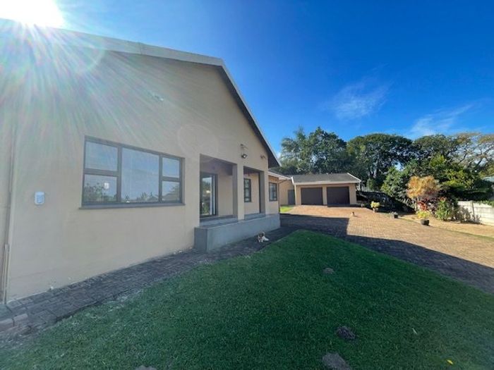 Uvongo House For Sale: 3 Bedrooms, pool, garden, double garage, near beach.