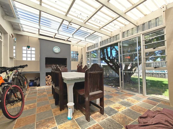 Newton Park House For Sale: 3 beds, flatlet, pool, security features, ample parking.
