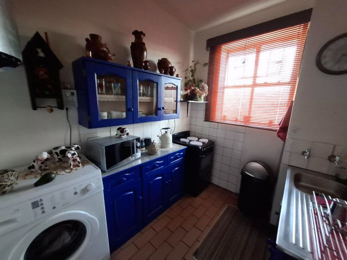 1.5-Bedroom Apartment in Sunnyside For Sale: Garage, Fibre-Ready, Near Bowling Alley.