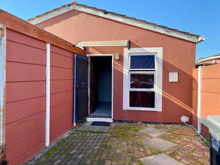 Two-Bedroom House in Portlands To Rent with Outdoor Space and Secure Parking.