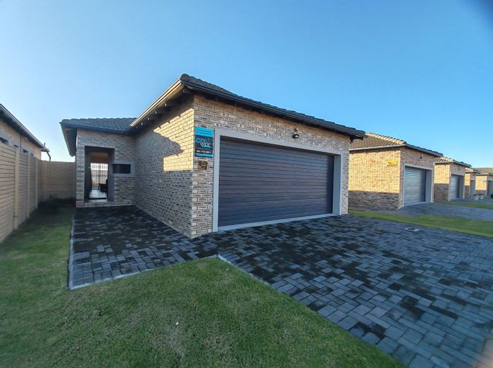 Lorraine House For Sale: 3 beds, double garage, private garden in secure estate.