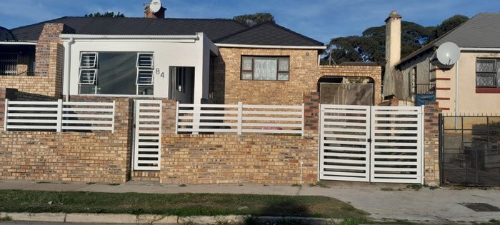 Kensington House For Sale: 3 bedrooms, sunroom, storage room, near CBD amenities.