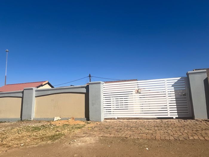 2 Bedroom House in Stretford For Sale, near mall and amenities, 267 m² land.