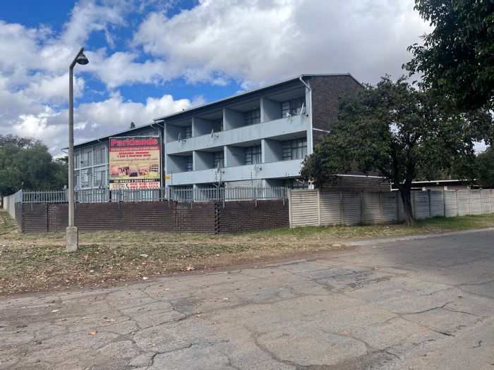 1 Bedroom Apartment for Sale in Sasolburg Ext 2, close to amenities and shops.