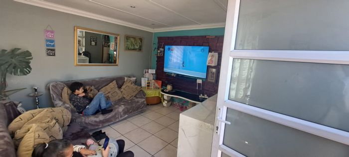 Portlands House For Sale: 3 Bedrooms, Large Garage, Close to Schools.