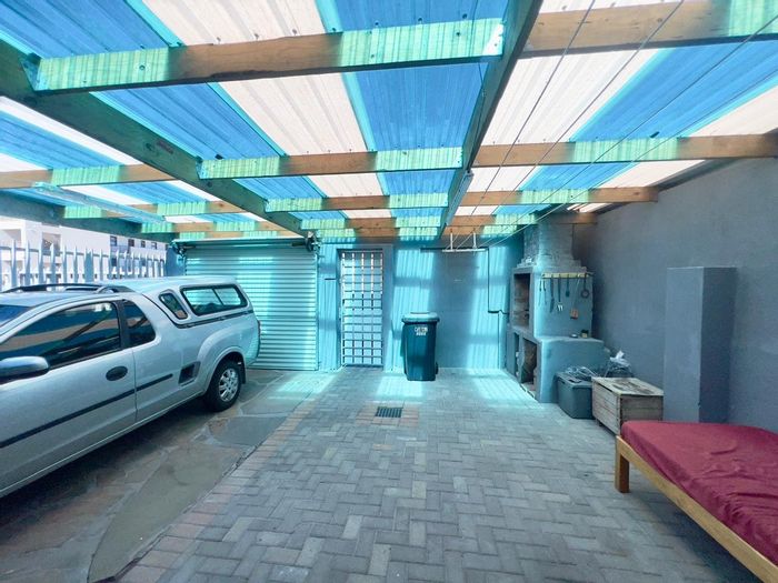 Grassy Park House For Sale: 4 bedrooms, entertainment area, parking for 2 cars.