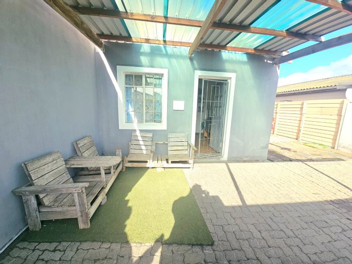 Three-bedroom house with parking for four cars in Seawinds, For Sale.
