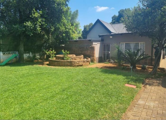 For Sale: House in Pretoria Gardens with 3 beds, pool, flatlet, and parking.