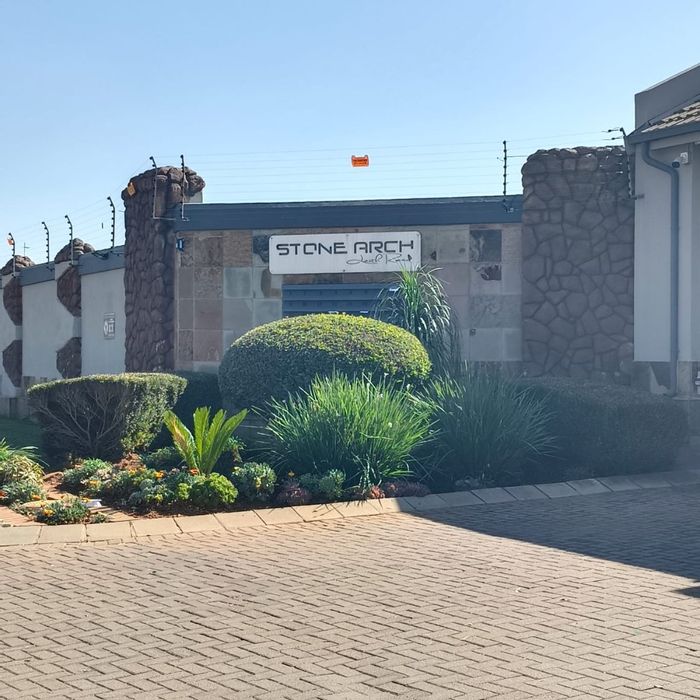 Bartlett Townhouse For Sale: 3 Bedrooms, communal pool, secure complex, near amenities.