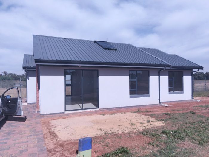Parkdene House For Sale: Lake view, secure area, near schools and amenities.