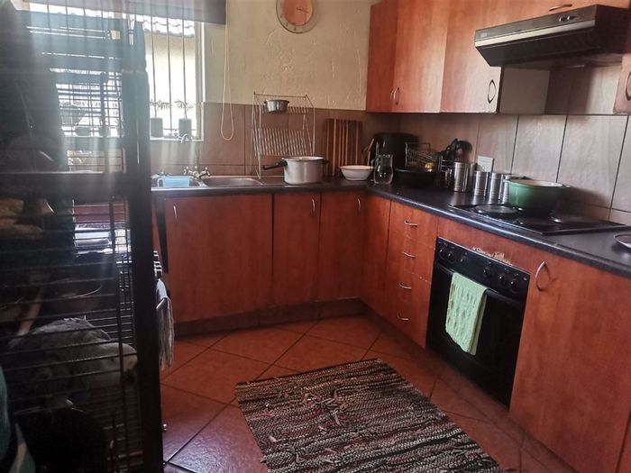 For Sale: House in Strubenvale with 3 bedrooms, staff quarters, and double carport.