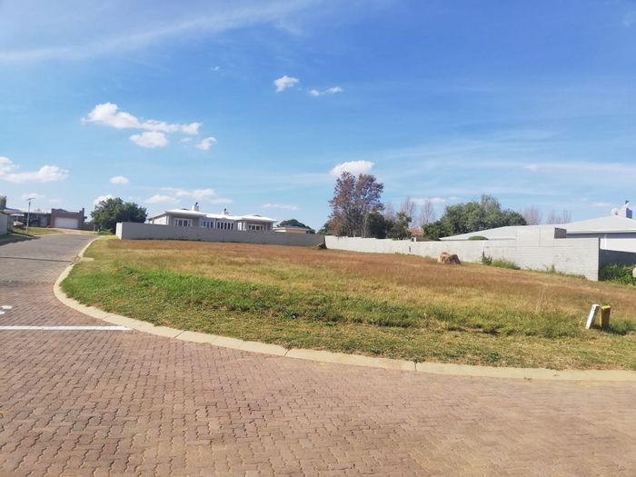 Vacant Land Residential in Vaal Marina Central For Sale - 1273m², golf estate amenities.