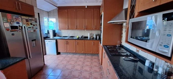 For Sale: House in Libradene with 5 bedrooms, pool, granny flat, and secure parking.
