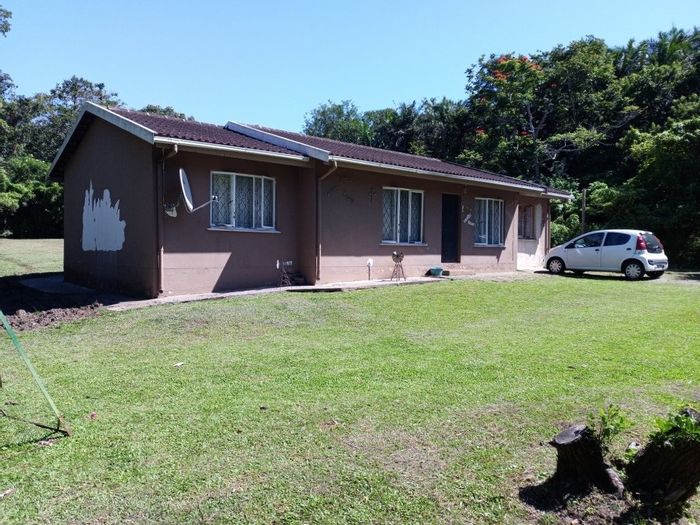 Ramsgate House For Sale: Spacious 3-bedroom, large grounds, near beach access.