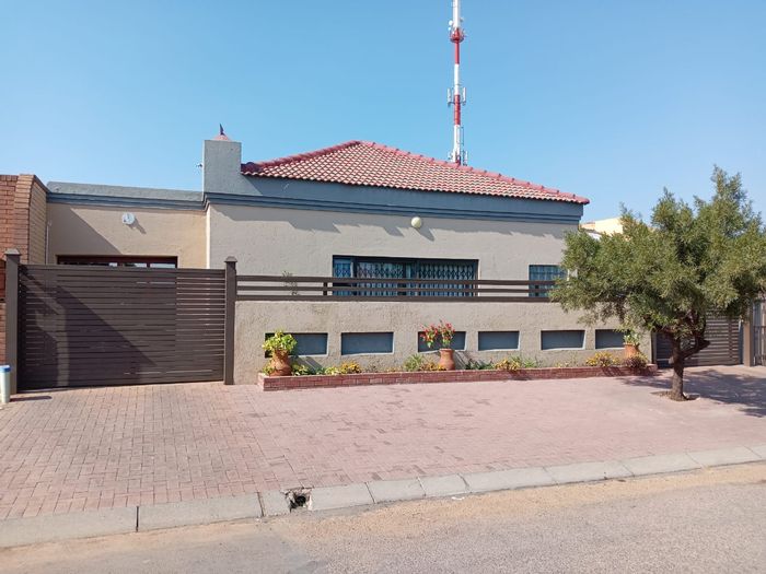 For Sale: House in Soshanguve Ext with 4 bedrooms, garage, and pet-friendly garden.