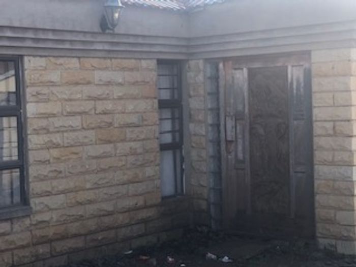 Heidedal House For Sale: 3 Bedrooms, 2 Bathrooms, Investment Potential, Spacious Land.