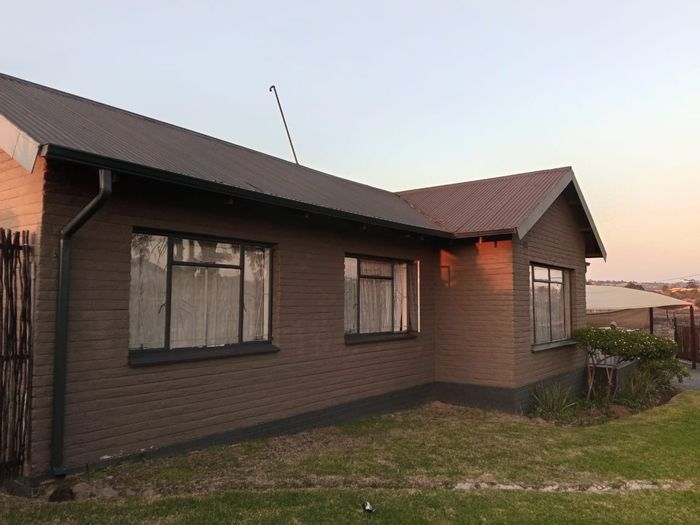 For Sale: House in Quellerie Park with garden, flatlet, and ample parking.