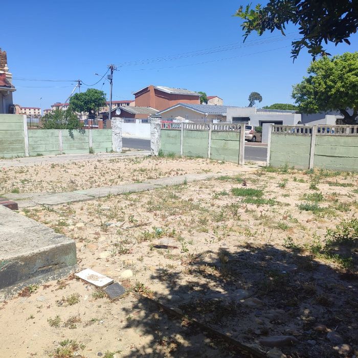 Uitsig House For Sale: 3 Bedrooms, Granny Flat, Ample Parking, Great Potential.