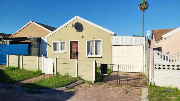For Sale: House in Silversands with 2 bedrooms, garage, and spacious backyard.