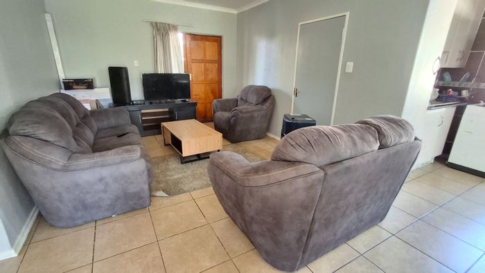 For Sale: Townhouse in Theresapark with private yard, garage, and golf estate access.