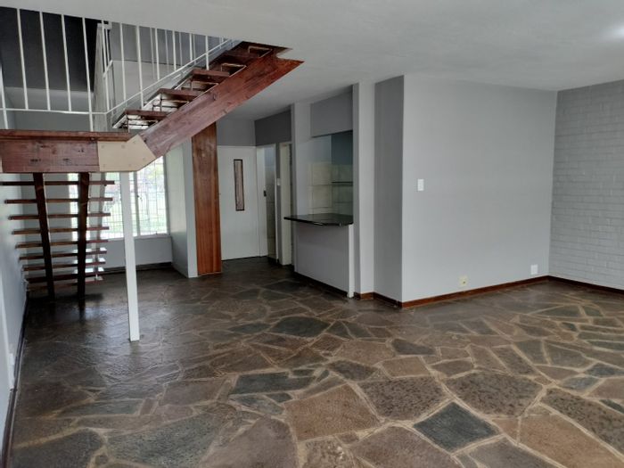 Lynnwood Ridge Townhouse For Sale: 3 beds, pet-friendly, secure area, great investment.