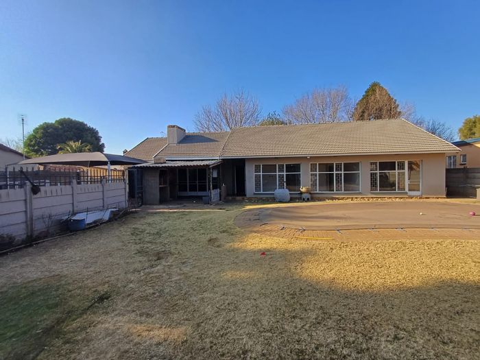 Flamwood House For Sale: 3 beds, flatlet, pool, garage, near amenities.