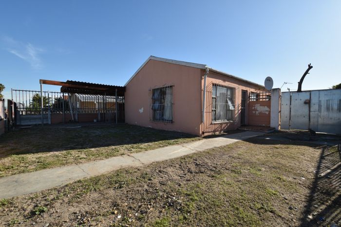 Spacious 6-bedroom house in Norwood, For Sale with rental potential and ample parking.