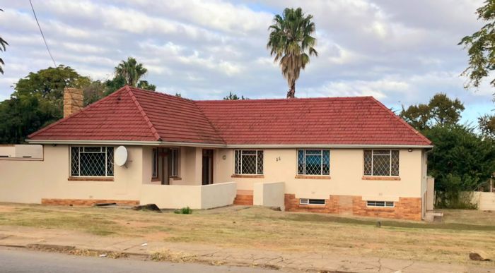 For Sale: House in Mosel with 4 bedrooms, garage, staff quarters, and spacious layout.