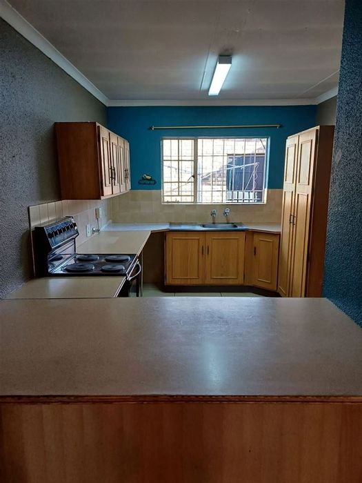 Witfield Townhouse For Sale: 2 Bedrooms, low maintenance, spacious lounge, carport.