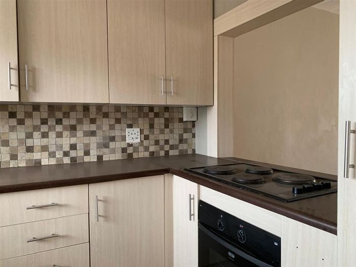 For Sale: Apartment in Kempton Park Ext 3 with pool and carport.